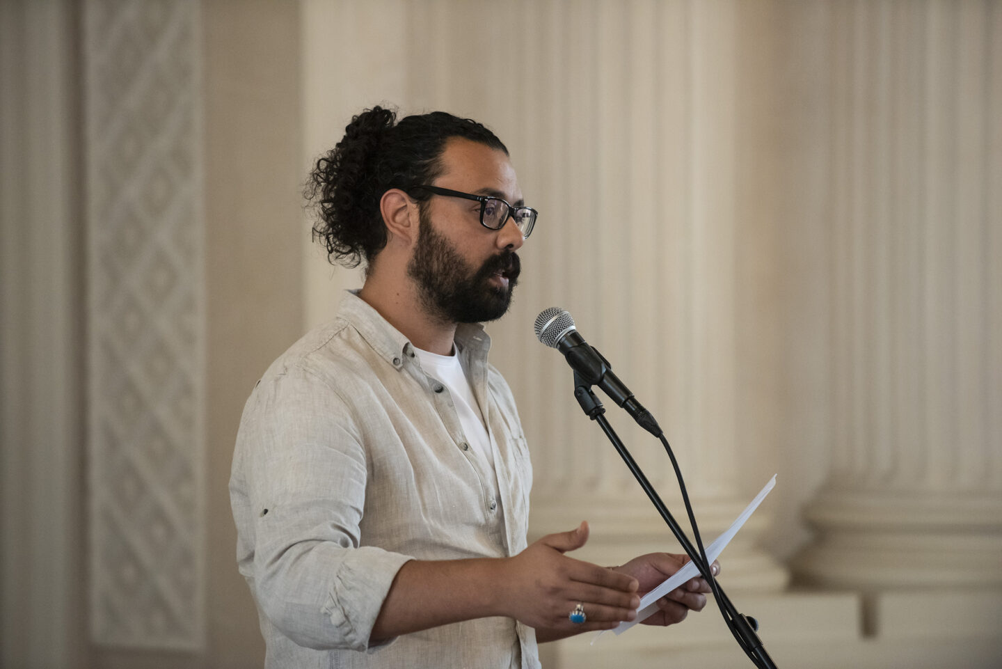 Omar alJaffal beim UNESCO Welttag der Poesie 2021 Akademie Schloss